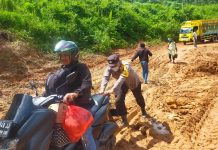 Polisi Sigap Bantu Warga Dorong Motor, Lintas Jalan Rusak