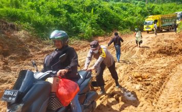 Polisi Sigap Bantu Warga Dorong Motor, Lintas Jalan Rusak