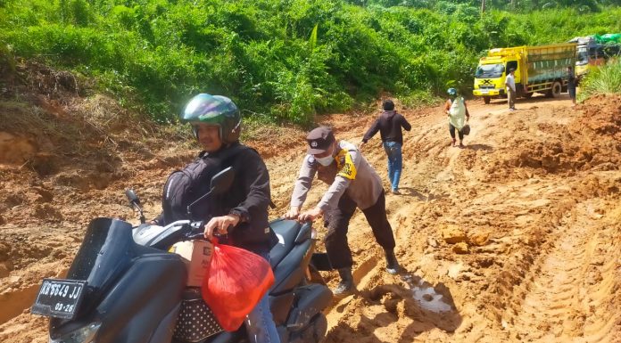 Polisi Sigap Bantu Warga Dorong Motor, Lintas Jalan Rusak
