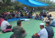 Warga Blokade Jalan PT STA Tanjung Marulak