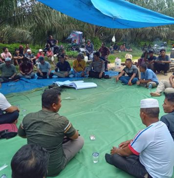 Warga Blokade Jalan PT STA Tanjung Marulak