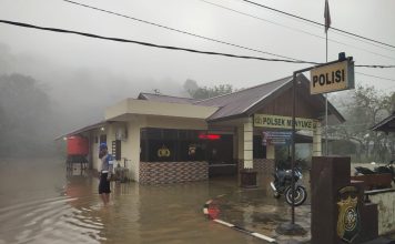 Banjir Rendam Kantor Mapolsek Menyuke Hingga Putus Akses Jalan Sidas- Bengkayang