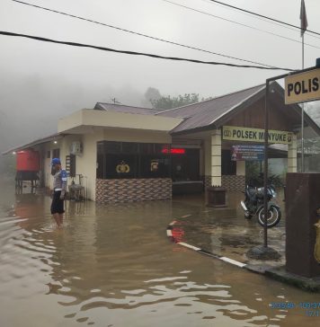 Banjir Rendam Kantor Mapolsek Menyuke Hingga Putus Akses Jalan Sidas- Bengkayang