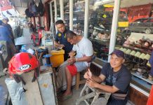 Sambangi Tukang Sol Sepatu, Humas Polres Landak Ajak Bersama Jaga Kamtibmas