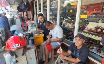 Sambangi Tukang Sol Sepatu, Humas Polres Landak Ajak Bersama Jaga Kamtibmas