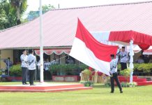 Pj Bupati Landak Jadi Pembina Upacara Peringatan Hari Guru dan HUT ke 77 PGRI