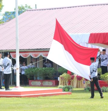 Pj Bupati Landak Jadi Pembina Upacara Peringatan Hari Guru dan HUT ke 77 PGRI