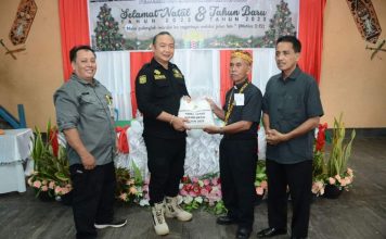 Safari Natal di Kecamatan Tumbang Titi, Sekda Ketapang Serahkan Bantuan Bagi Masyarakat