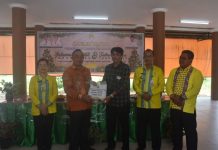 Sekda Ketapang Serahkan Paket Natal di Kecamatan Delta Pawan