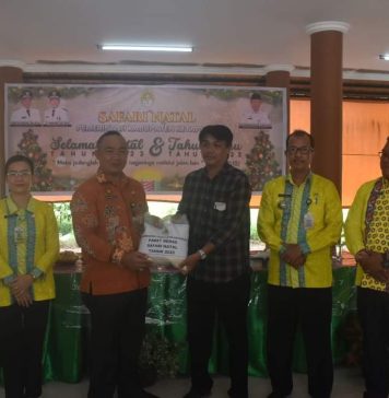 Sekda Ketapang Serahkan Paket Natal di Kecamatan Delta Pawan
