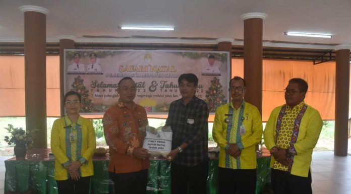 Sekda Ketapang Serahkan Paket Natal di Kecamatan Delta Pawan