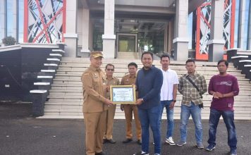 Apresiasi Keterbukaan Informasi Publik AJK Beri Penghargaan Kepada Pemkab Ketapang