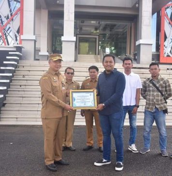 Apresiasi Keterbukaan Informasi Publik AJK Beri Penghargaan Kepada Pemkab Ketapang