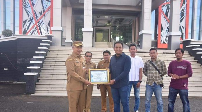 Apresiasi Keterbukaan Informasi Publik AJK Beri Penghargaan Kepada Pemkab Ketapang