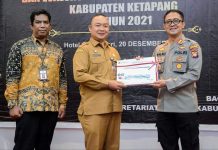 Pemkab Ketapang Serahkan Hasil Penilaian SAKIP dan Evaluasi Kinerja Perangkat Daerah Tahun 2022