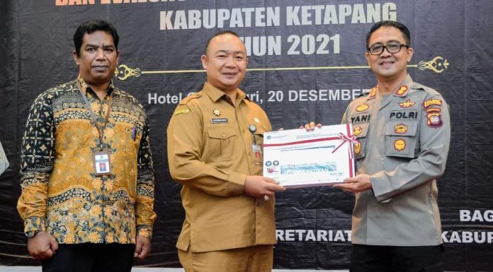 Pemkab Ketapang Serahkan Hasil Penilaian SAKIP dan Evaluasi Kinerja Perangkat Daerah Tahun 2022