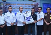 Pemkab Ketapang Serahkan Bantuan Pakan Ikan Kepada Pelaku Budidaya Ikan