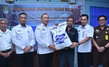 Pemkab Ketapang Serahkan Bantuan Pakan Ikan Kepada Pelaku Budidaya Ikan
