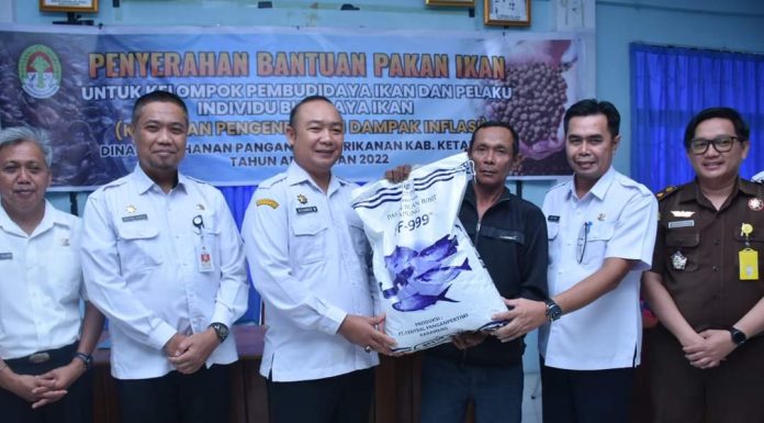 Pemkab Ketapang Serahkan Bantuan Pakan Ikan Kepada Pelaku Budidaya Ikan