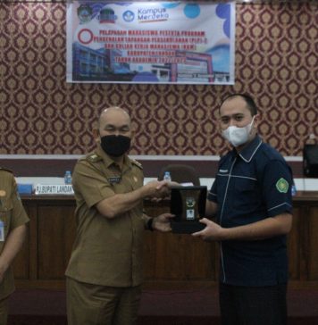 PLP-2 dan KKM Mahasiswa IKIP PGRI Pontianak di Landak, Pj Bupati Samuel Harapkan Implementasikan Ilmu Dengan Baik