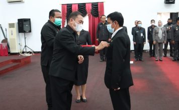 20 PNS di Pemkab Landak Terima Tanda Kehormatan Satyalancana Karya Satya