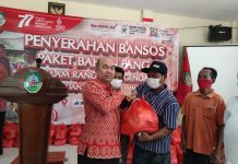 Masyarakat Kecamatan Jelimpo Terima Paket Bahan Pangan