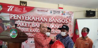 Masyarakat Kecamatan Jelimpo Terima Paket Bahan Pangan