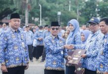 Sekda Ketapang Serahkan Secara Simbolis Enam Unit Mobil Ambulance dan Piagam Hasil Penilaian Kebersihan