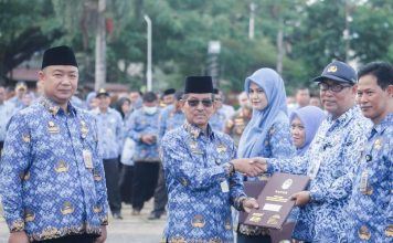 Sekda Ketapang Serahkan Secara Simbolis Enam Unit Mobil Ambulance dan Piagam Hasil Penilaian Kebersihan
