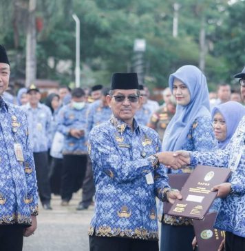 Sekda Ketapang Serahkan Secara Simbolis Enam Unit Mobil Ambulance dan Piagam Hasil Penilaian Kebersihan