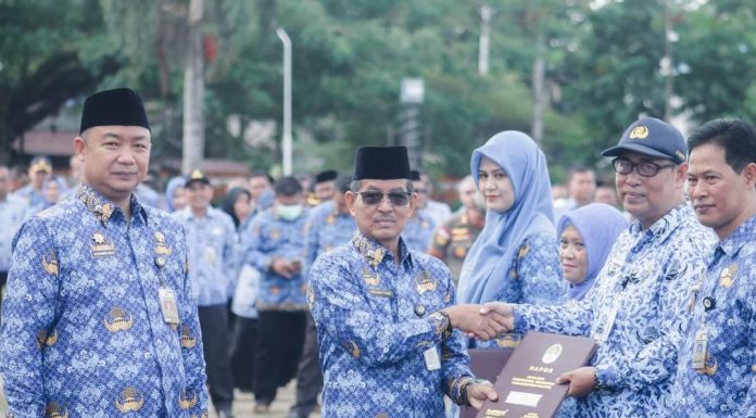 Sekda Ketapang Serahkan Secara Simbolis Enam Unit Mobil Ambulance dan Piagam Hasil Penilaian Kebersihan