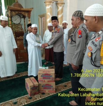 Patut Ditiru, Waka Polres Labusel Beri Santunan Kepada Sejumlah Anak Yatim