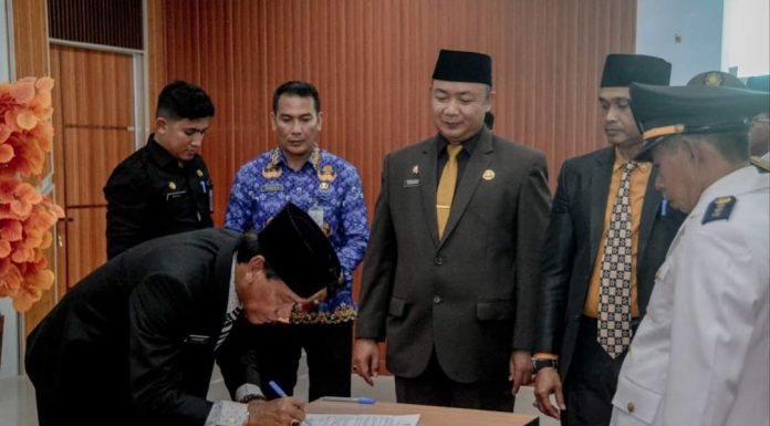 Wabup Ketapang Tekankan Disiplin Pegawai Saat Lantik 101 Pejabat Administrator dan Penanggung Jawab