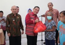 Pj Bupati Landak Bersama Wagub Kalbar Salurkan Bantuan Sosial Bahan Pangan di Sengah Temila