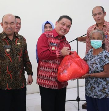 Pj Bupati Landak Bersama Wagub Kalbar Salurkan Bantuan Sosial Bahan Pangan di Sengah Temila