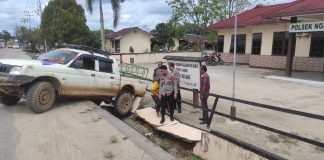 Mobil Strada Tabrak Pagar Mapolsek Ngabang