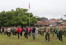 Pj Bupati Landak Ikuti Senam SKJ 88 Sekaligus Serahkan Akta Perkawinan Kepada Masyarakat