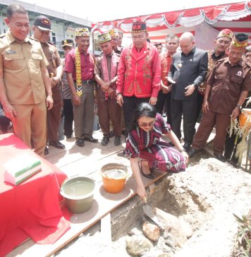 Karolin Ajak Masyarakat Terus Lestarikan Adat dan Budaya