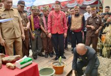 Pj Bupati Landak : Pemerintah Menjamin Keberadaan Lembaga Hukum Adat Melalui Perda