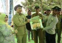Hadiri Panen Raya, Sekda Ketapang Serahkan Bantuan Alat Pertanian di Desa Tanjung Baik Budi