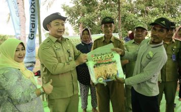 Hadiri Panen Raya, Sekda Ketapang Serahkan Bantuan Alat Pertanian di Desa Tanjung Baik Budi