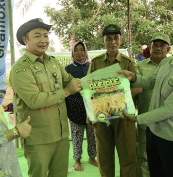 Hadiri Panen Raya, Sekda Ketapang Serahkan Bantuan Alat Pertanian di Desa Tanjung Baik Budi