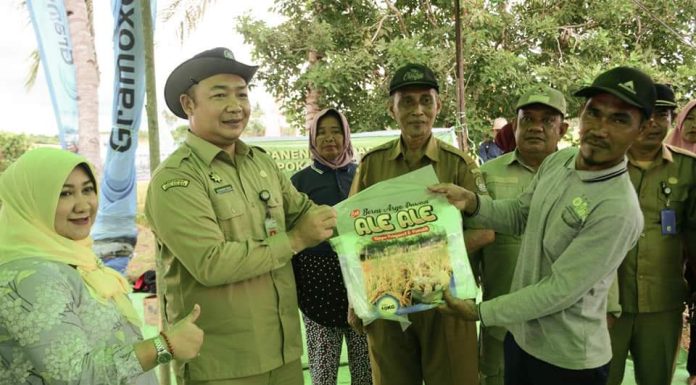 Hadiri Panen Raya, Sekda Ketapang Serahkan Bantuan Alat Pertanian di Desa Tanjung Baik Budi