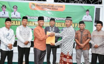 Pemkab Ketapang Serahkan Bantuan Dana Hibah Untuk Masjid Sirajul Munir Sukaharja