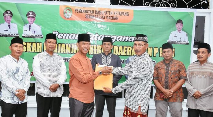 Pemkab Ketapang Serahkan Bantuan Dana Hibah Untuk Masjid Sirajul Munir Sukaharja