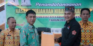 Pemkab Ketapang Serahkan 5,7 Miliar Bantuan Dana Hibah Kepada 12 Penerima, Ini Rinciannya