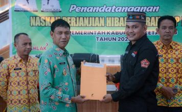 Pemkab Ketapang Serahkan 5,7 Miliar Bantuan Dana Hibah Kepada 12 Penerima, Ini Rinciannya