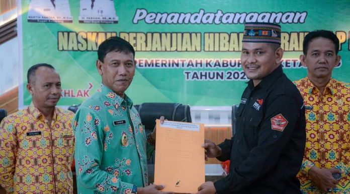 Pemkab Ketapang Serahkan 5,7 Miliar Bantuan Dana Hibah Kepada 12 Penerima, Ini Rinciannya