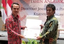 Pemkab Landak Terima Penghargaan Binwas Bidang Pengelolaan Aset Desa Tahun 2022