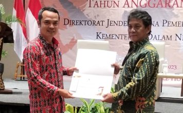 Pemkab Landak Terima Penghargaan Binwas Bidang Pengelolaan Aset Desa Tahun 2022